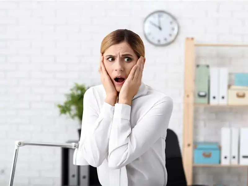 چرا حمله پانیک رخ می دهد و چگونه آن را کنترل کنیم؟