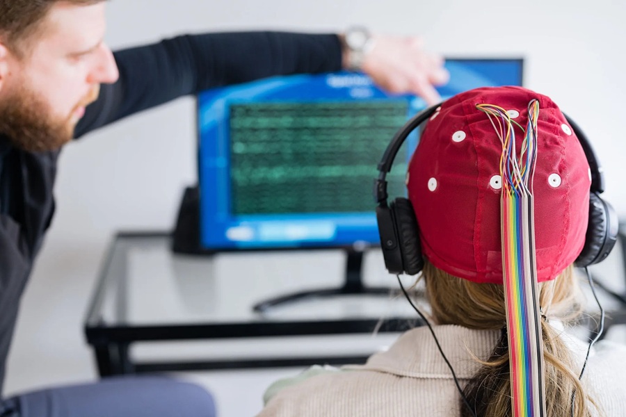 دستگاه نوروفیدبک پنجره ای به مغز و بهبود عملکرد آن