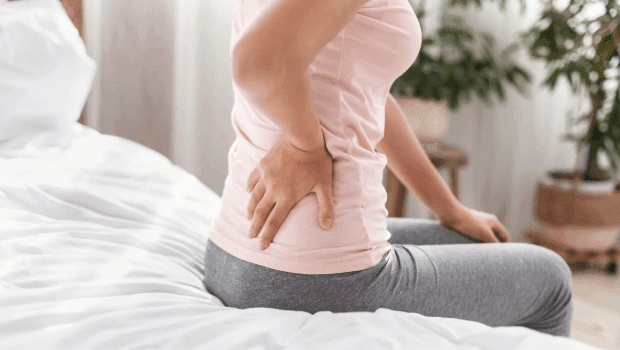 آلام الظهر الصباحية سبب الاستيقاظ من آلام الظهر + العلاج وعلامات الخطر