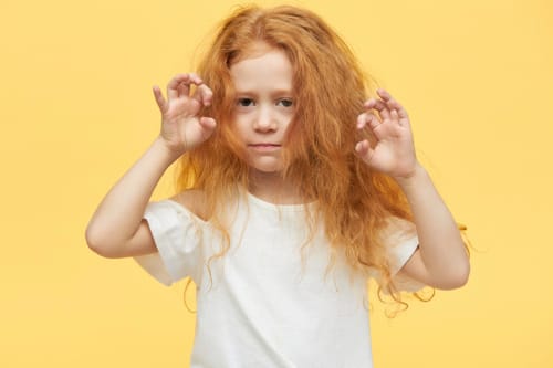 كيفية التعامل مع الطفل العنيد؟ حلول علمية وعملية + بودكاست - Psychology.net