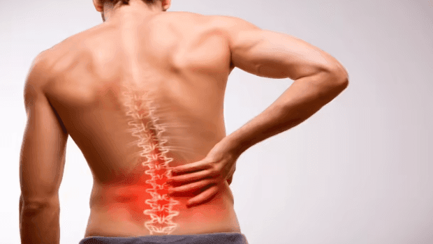 هل آلام الظهر علامة على السرطان؟ العلامات التحذيرية والتشخيص والعلاجات الفعالة