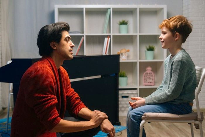 أفضل الطرق والجمل لتهدئة الطفل العصبي والغاضب