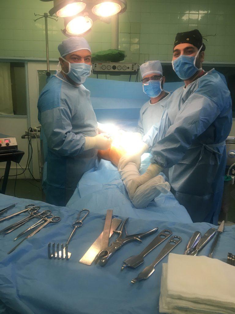 دليل استبدال مفصل الركبة من 0 إلى 100 (طريقة الجراحة + التكلفة + الشروط + الفوائد)