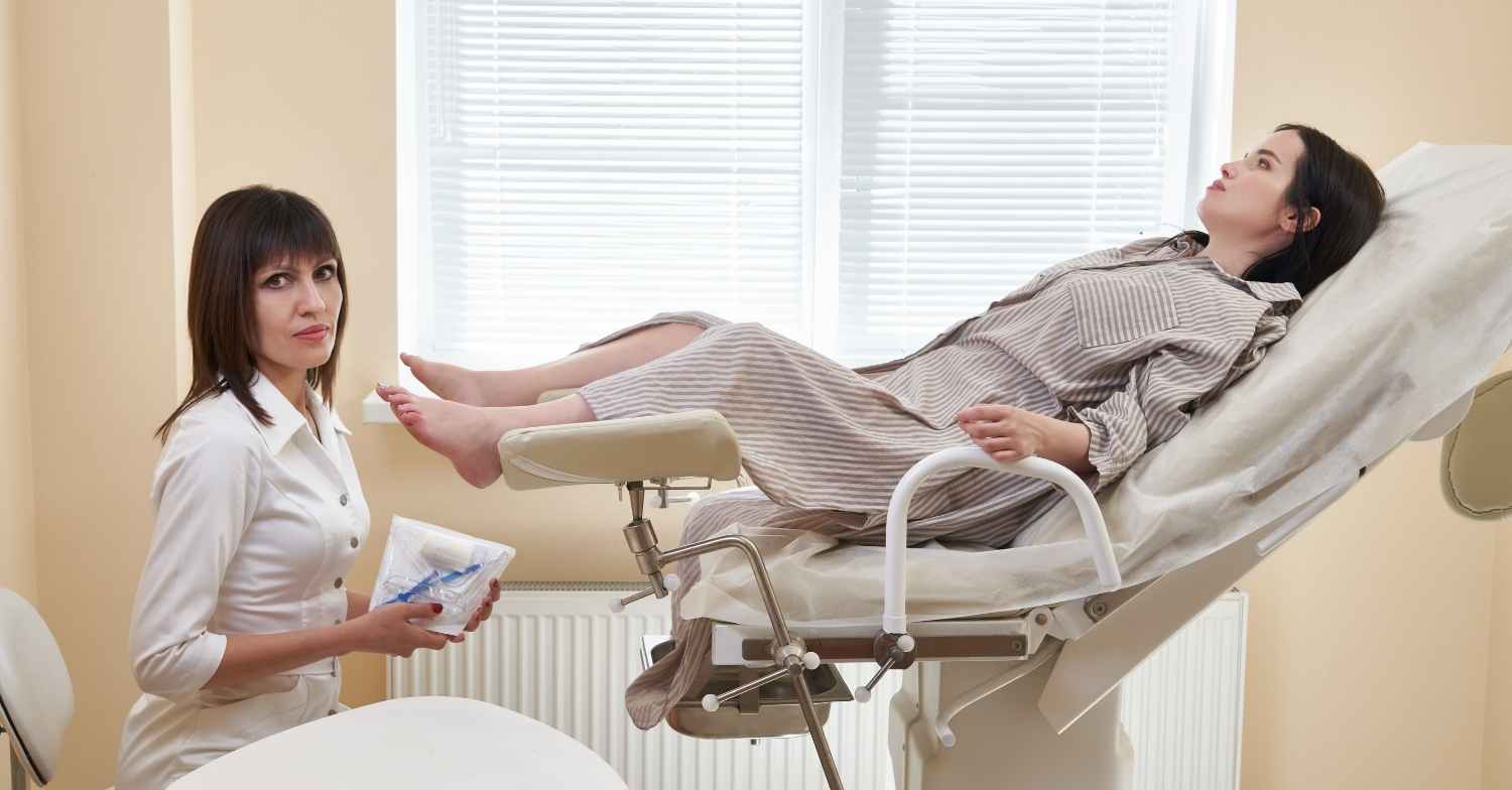 يقوم الطبيب برفع المهبل بالخيط الدكتور شيفا مدني حسيني