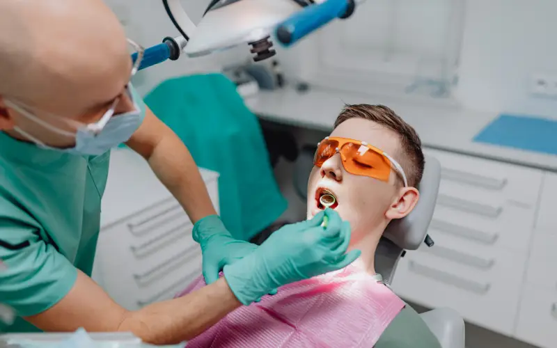 راهنمای کامل مراقبت از دندان کودکان؛ از نوزادی تا نوجوانی