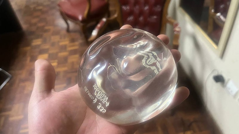 الثدي الاصطناعي تحت العضلة أو على العضلة