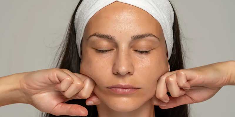 The relationship between hypothyroidism and puffiness of the face and under the eyes