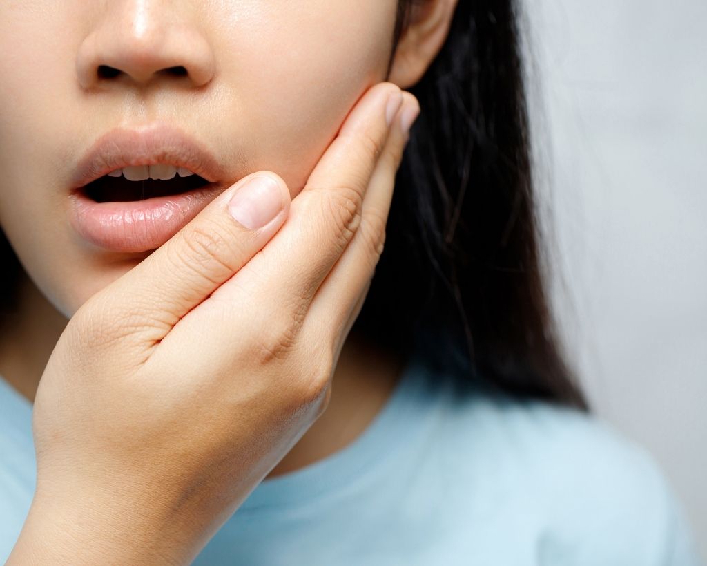 How long does dental implant pain last and how can it be reduced? - Dentistry Dr. Bahare Sepahrian