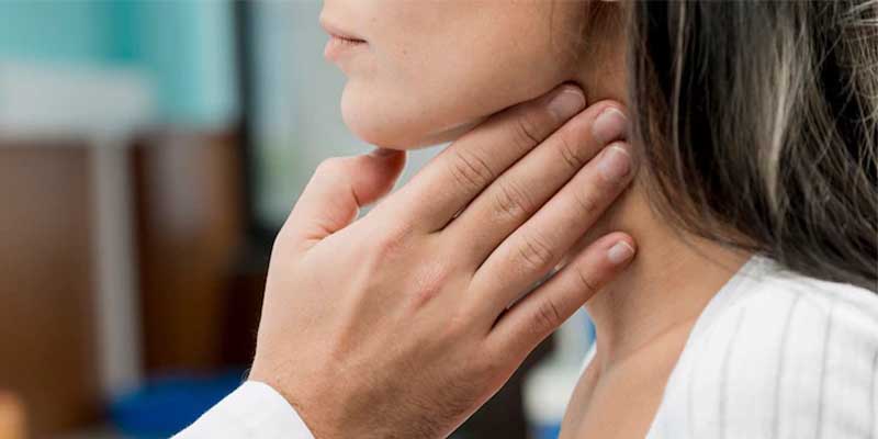 Why should hyperthyroidism and hypothyroidism be controlled before thyroid surgery?