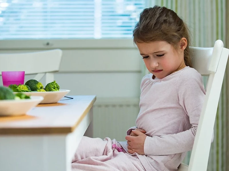 كيفية علاج انتفاخ البطن عند الطفل؟ الدليل الكامل للأهل - د. علي فرجي