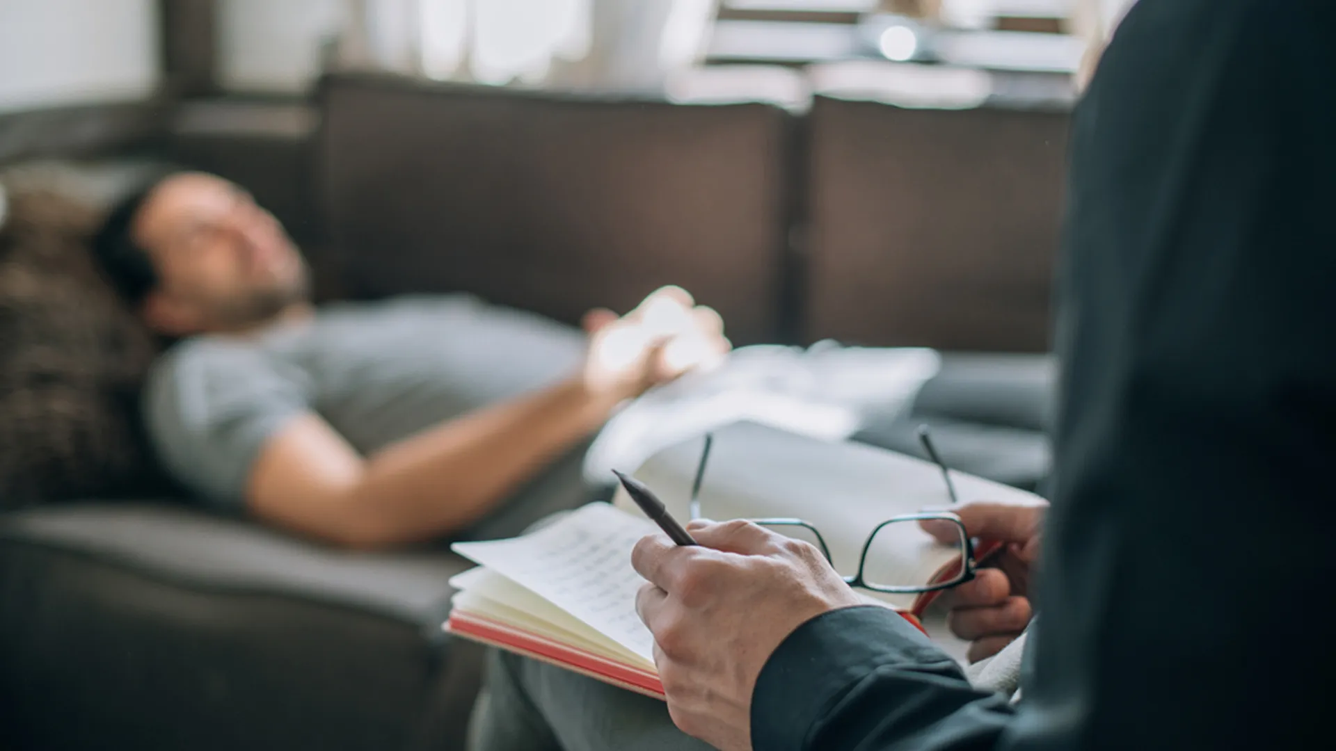 The difference between a psychologist and a psychoanalyst: what is the focus of each?